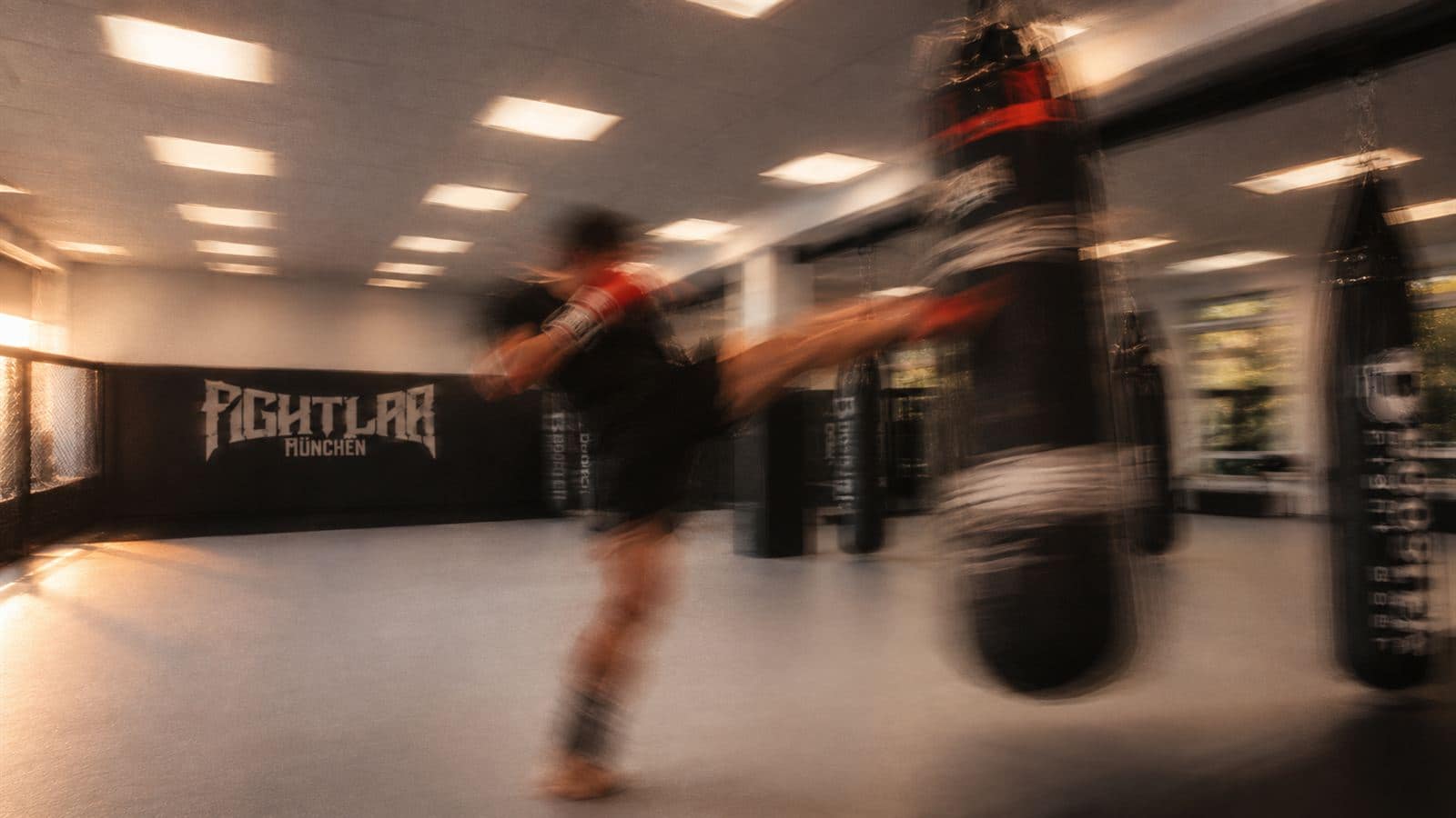 Kickboxen bei Fightlab Munich: High Kick am Boxsack