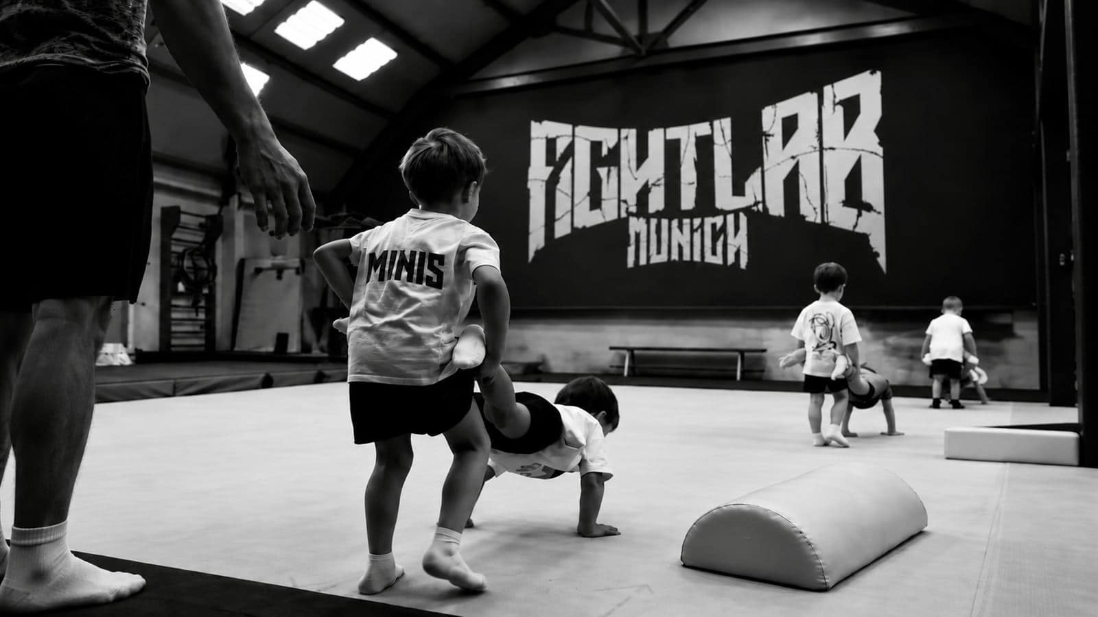 Kindertraining bei Fightlab Munich: Minis üben spielerisch auf der Matte