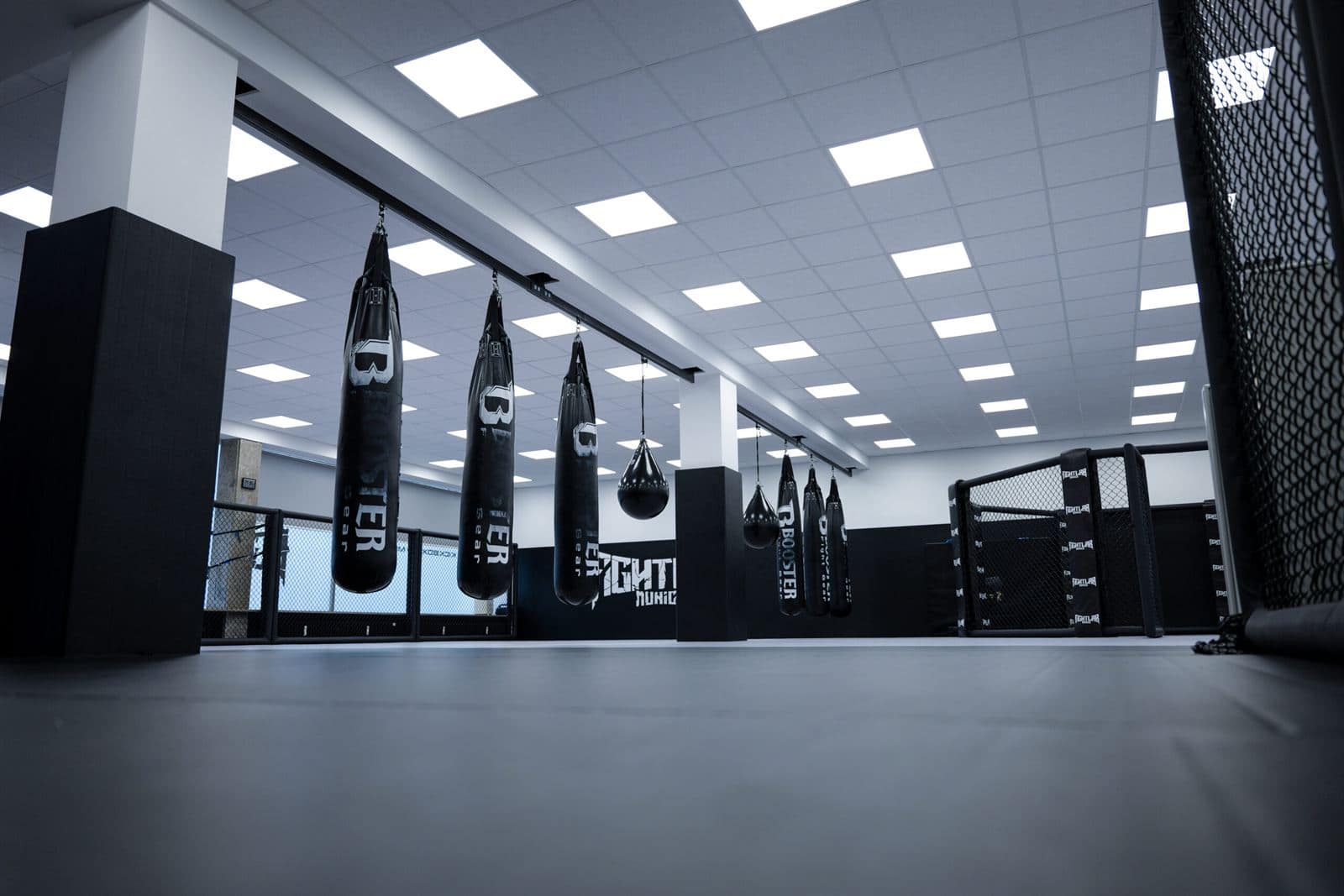 Die Trainingsfläche bei Fightlab Munich: Matten, Sackreihe und Octagon